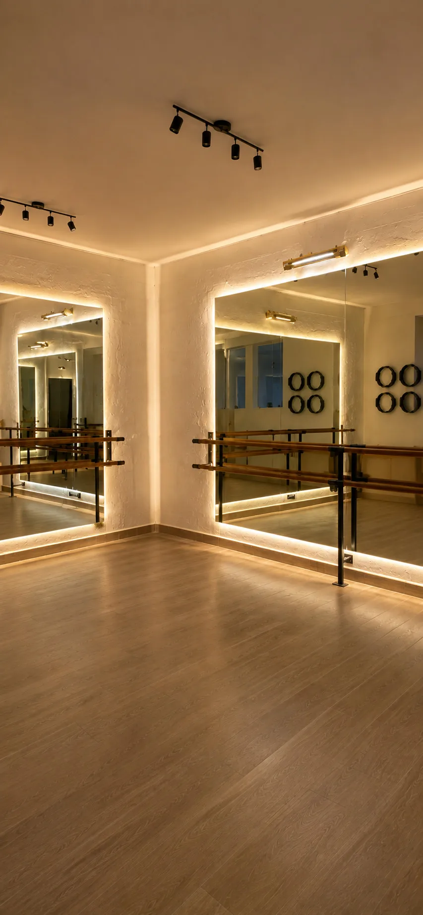 Interior de estudio de Pilates con reformadores